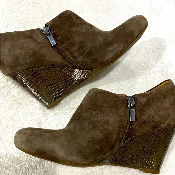 Women’s Clark’s Artisan Brown Leather Zip Ankle Boot Bootie Wedge Heel Shoes 7 M - Picture 4 of 11